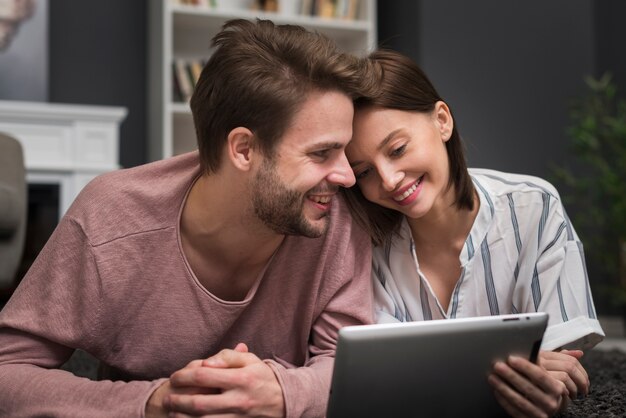 Couple, regarder, tablette