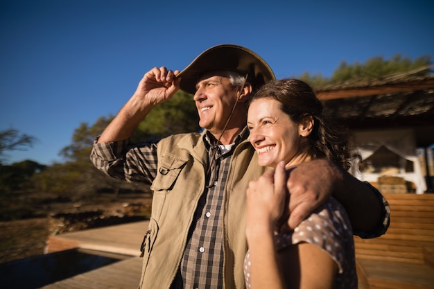 Couple, regarder, vue, pendant, safari, vacances