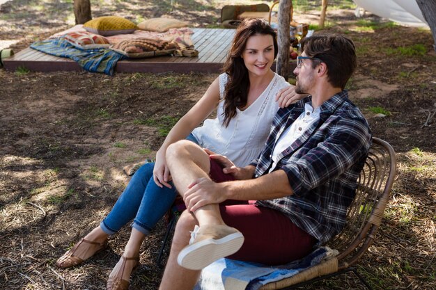 Couple reposant sur des chaises