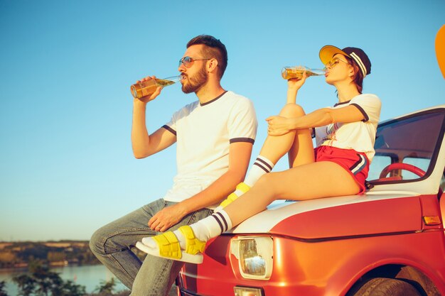 Couple reposant sur la plage un jour d'été près de la rivière