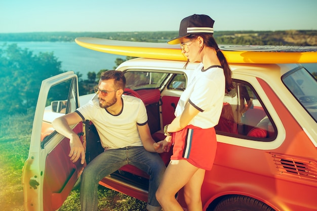 Couple reposant sur la plage un jour d'été près de la rivière