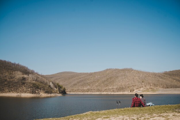 Couple reposant près du lac