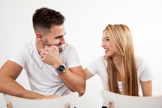 Couple en riant et en regardant les uns les autres