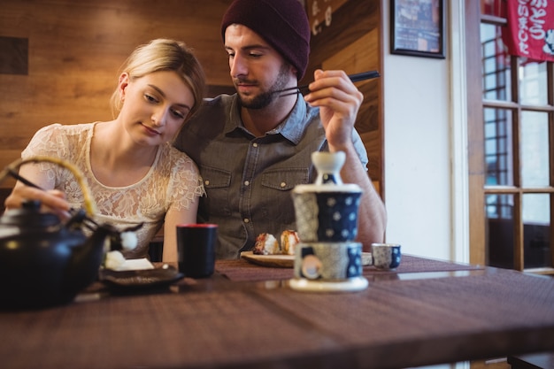 Couple, romancing, quoique, avoir, sushi