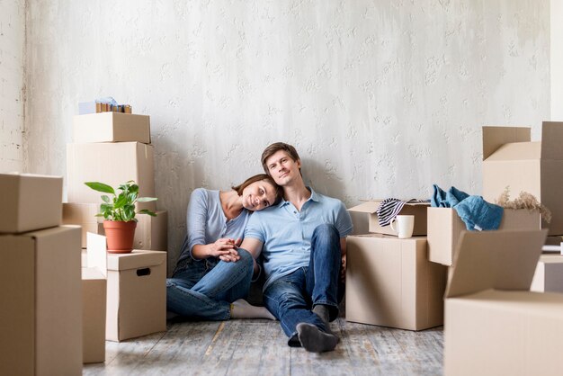 Couple romantique appréciant leur maison tout en faisant leurs valises pour déménager