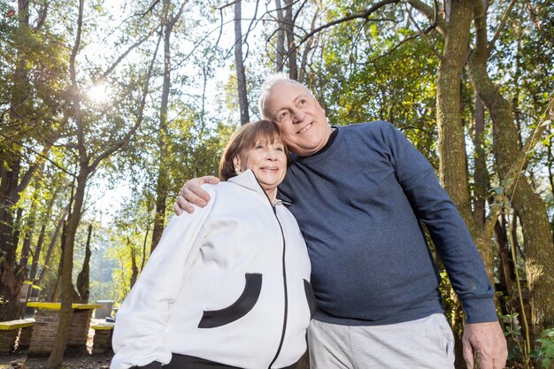 couple romantique en appréciant survêtement dans le parc