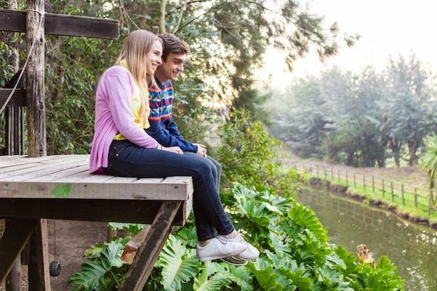 couple romantique assis en plein air sur une journée de printemps