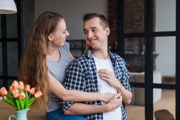 Couple romantique au repos sur la table et câlins