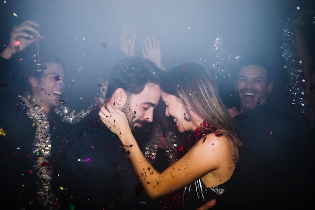 Couple romantique célébrant en club