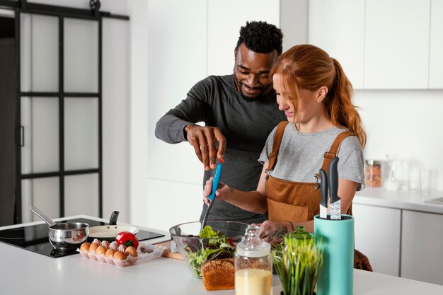 Couple romantique cuisiner ensemble