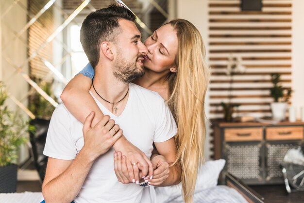 Couple romantique dans la chambre