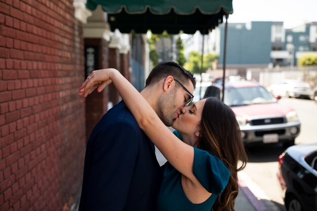 Couple romantique dans la ville célébrant les fiançailles ensemble