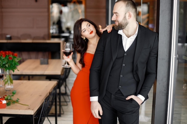 Couple romantique debout au restaurant à un rendez-vous et s'embrassant