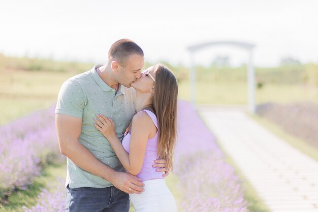 Couple romantique debout en plein air, s'embrassant.