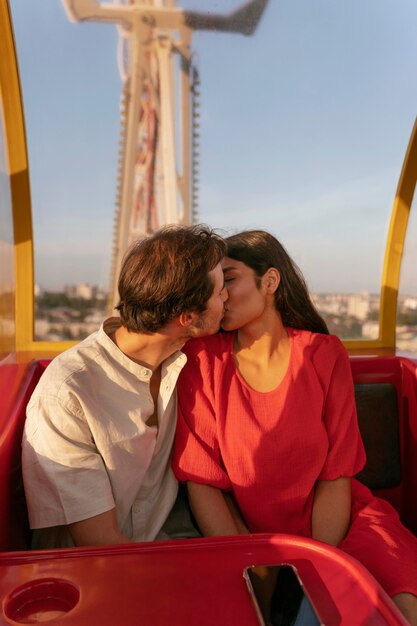 Couple romantique ensemble à la grande roue dans le parc