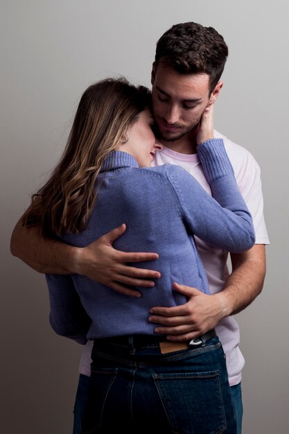 Couple romantique en étreignant