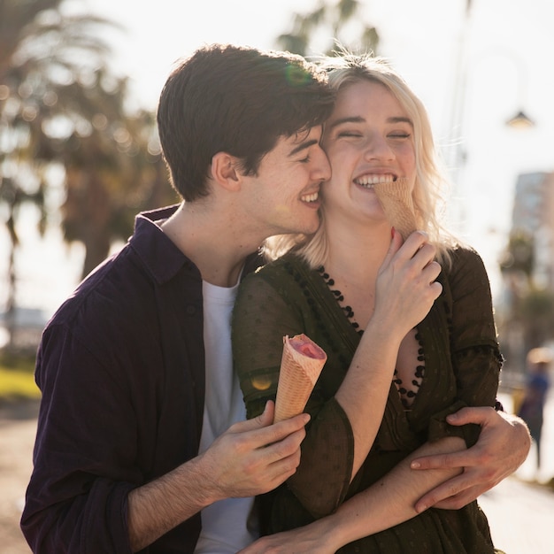 Photo gratuite couple romantique à l'extérieur avec de la crème glacée