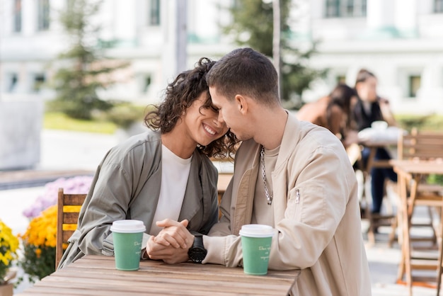 Un couple romantique à l'extérieur près d'un café