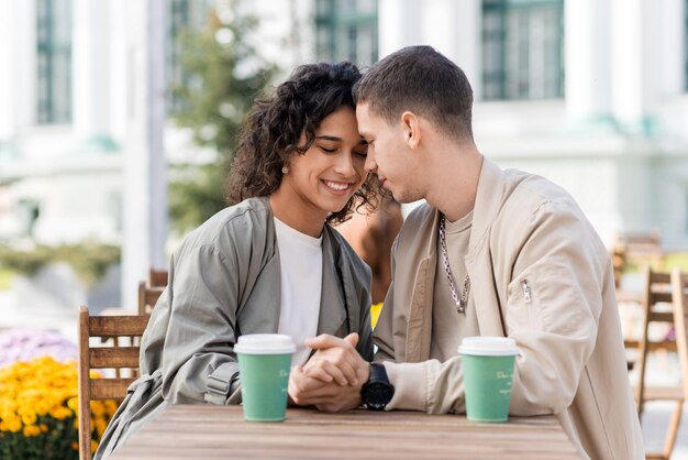 Un couple romantique à l'extérieur près d'un café