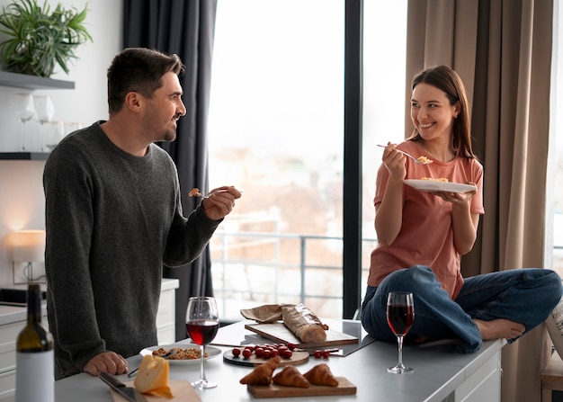 Un couple romantique fête la Saint-Valentin ensemble à la maison.