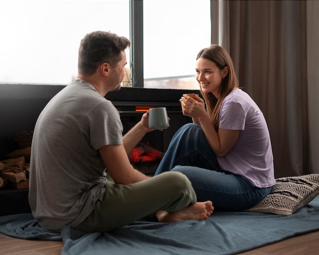 Photo gratuite un couple romantique fête la saint-valentin ensemble à la maison.