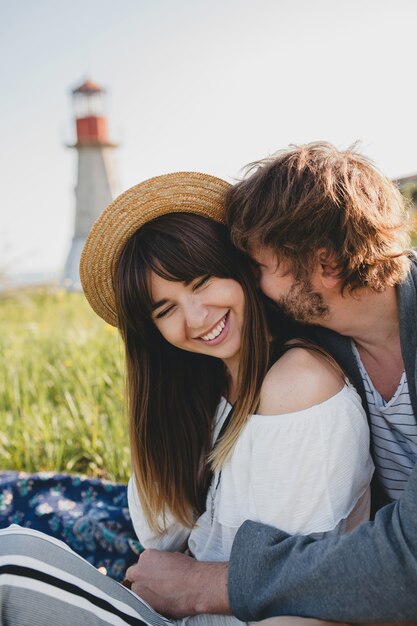 Couple romantique jeune hipster dans la campagne