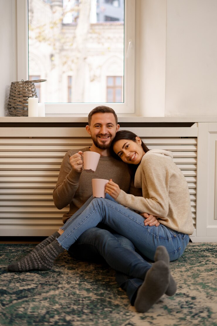 Photo gratuit couple romantique à la maison. une jolie jeune femme et bel homme apprécient de passer du temps
