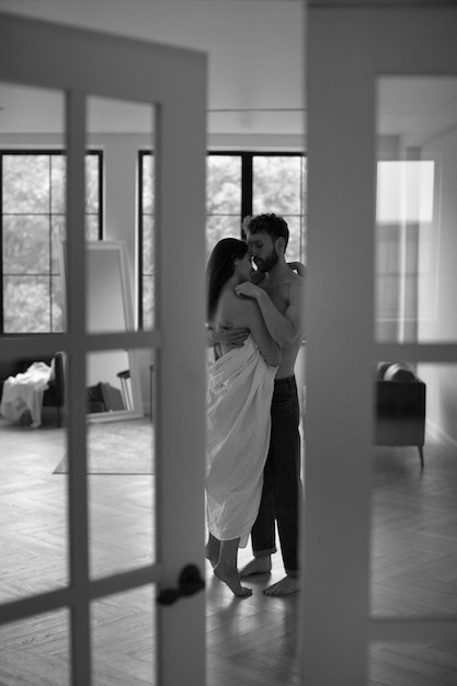 Photo gratuite couple romantique noir et blanc plein coup