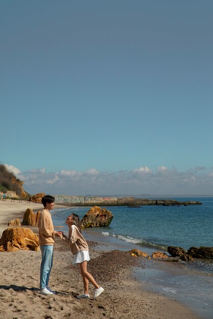 Couple romantique plein coup au bord de la mer