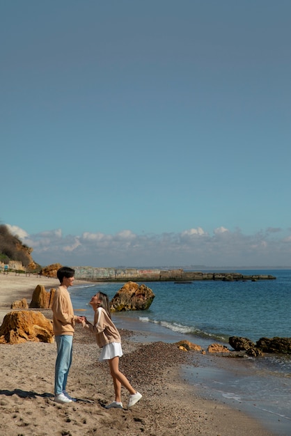 Couple romantique plein coup au bord de la mer