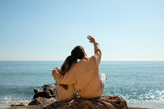 Couple romantique plein coup au bord de la mer