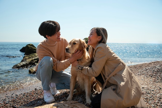 Couple romantique plein coup au bord de la mer