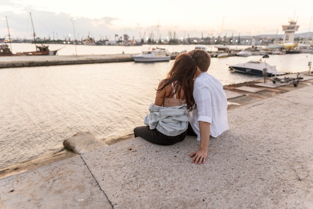 Couple romantique profitant de la vue ensemble au coucher du soleil