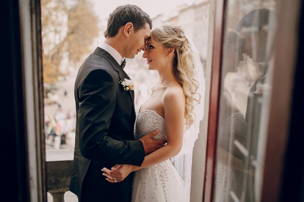 couple romantique regardant les uns les autres