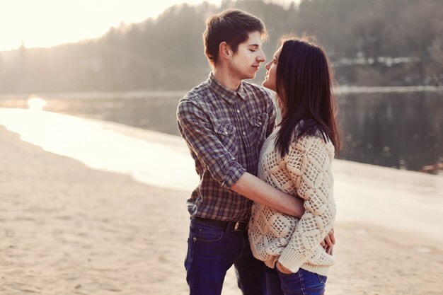 Couple romantique regardant avec passion