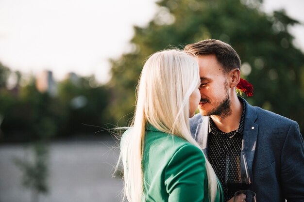 Couple romantique s&#39;aimant à l&#39;extérieur