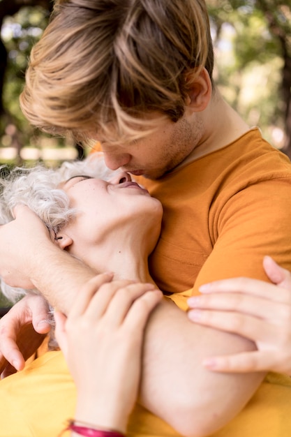 Couple romantique s'embrassant dans le parc