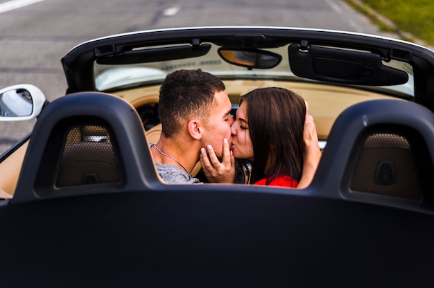 Couple romantique s'embrassant dans la voiture