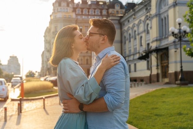 Photo gratuite couple romantique s'embrassant à l'extérieur vue latérale