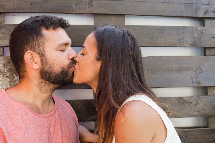 Photo gratuit couple romantique s&#39;embrassant
