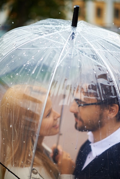 Photo gratuite couple romantique sous le parapluie