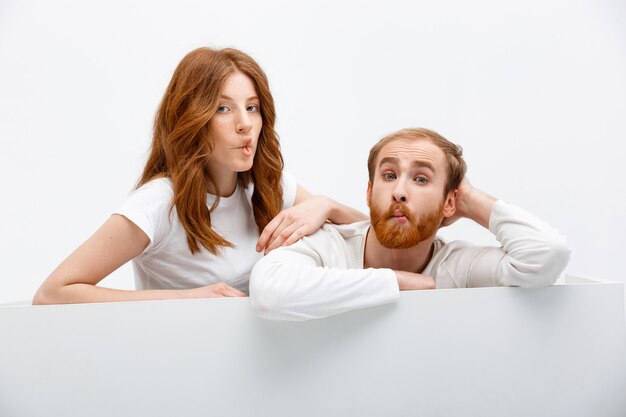 Couple rousse stupide faisant des grimaces