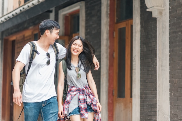 Couple de routards asiatiques se sentant heureux lors d&#39;un voyage à Beijing, en Chine