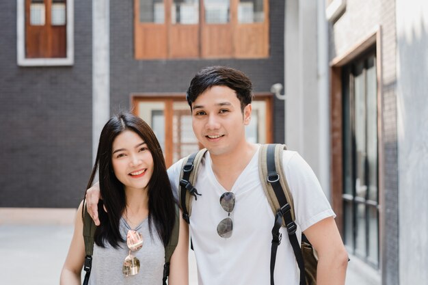 Couple de routards asiatiques se sentant heureux lors d&#39;un voyage à Beijing, en Chine