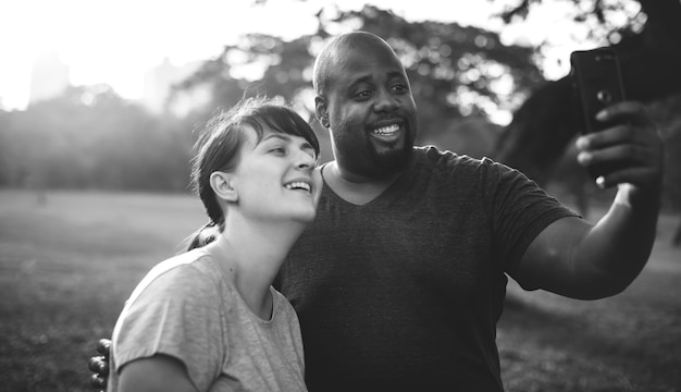 Photo gratuite couple s'amusant ensemble au parc