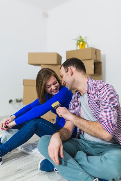 Couple s&#39;amuser avec une brosse