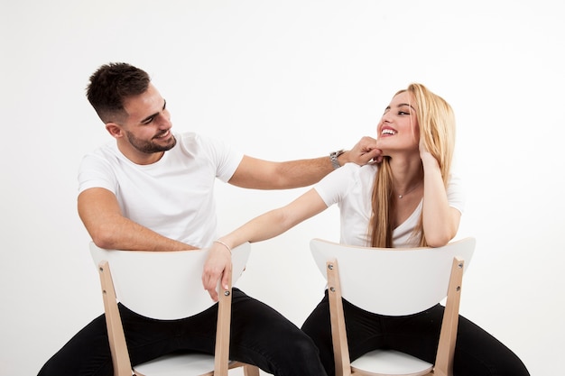 Couple s&#39;amuser sur des chaises