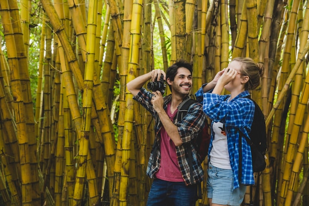 Photo gratuite couple s'amuser dans la forêt de bambous