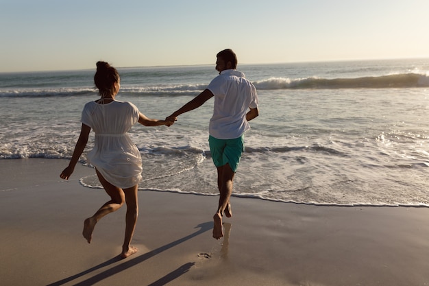 Couple s'amuser ensemble sur la plage