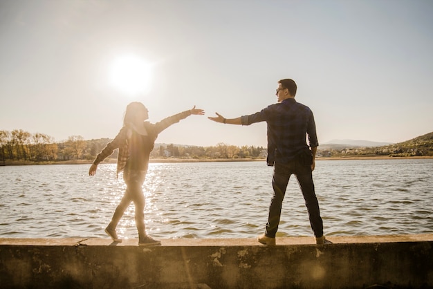 Couple s&#39;amuser en journée ensoleillée